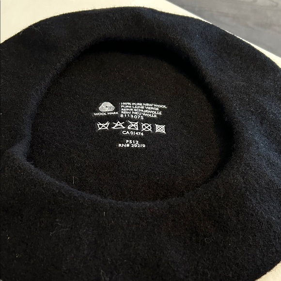 Stylish Beret Set in Red, Green, and Black - Picture 3 of 11